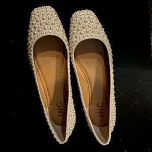 Super cute pearl flats, comfy and versatile. A sweet find!